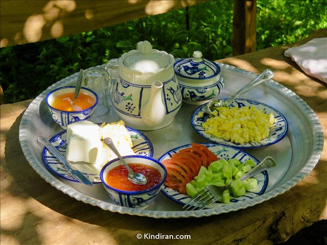 A natural Breakfast in a Beautiful Garden