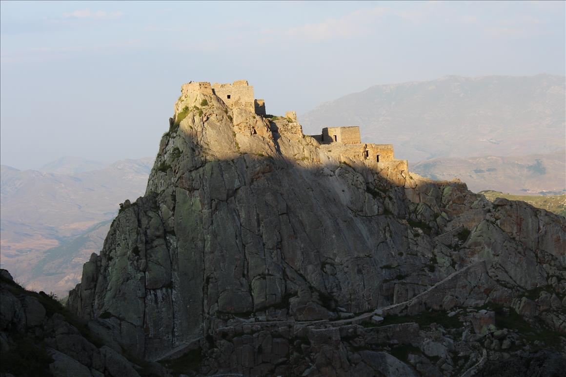 阿塞拜疆山脉上的永恒堡垒