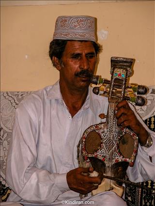 نوازنده حرفه ای قیچک در ایرانشهر